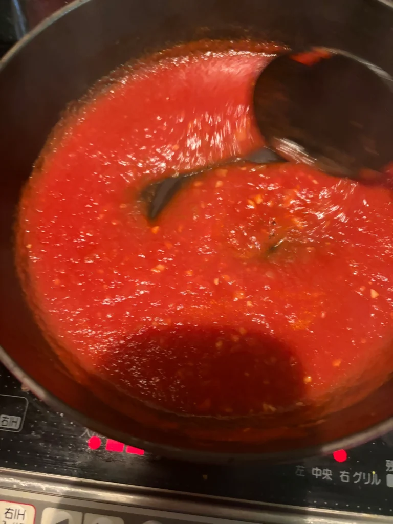 トマトソース作り。写真を送って煮詰め具合を確認しました