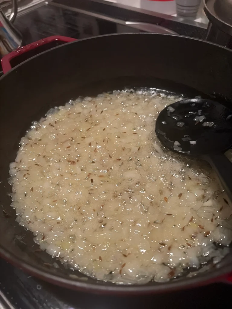 ChatGPTに最初に送った写真。クミンシードと玉ねぎの炒め具合はこれぐらいで良いかと質問したら「まだ早いです」との回答