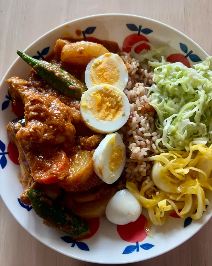 完成。すぐにできる副菜として提案された「キャベツのライタ風」と「玉ねぎのアチャール“風”」も添えました