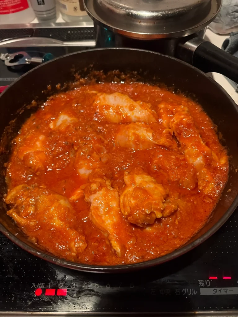 水分が少なくて心配になりって質問すると「水は入れなくて良い」と返答があり、弱火で30-40分煮込むように指示がありました